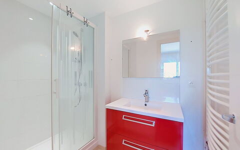Metadier: Pavimentazione, Interior Design, Pavimento, Idraulico Fixture, Bagno, Mobiletto Del Bagno, Idraulico, Lavandino Del Bagno, Soffitto, Porta