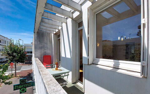 Metadier: Parete, Materiale Composito, Urban Design, Calcestruzzo, Appartamento, Balcone, Dipingere, Illuminazione Diurna, Shade