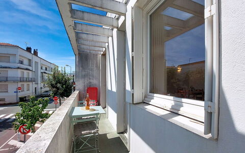 Metadier: Appartamento, Balcone, Calcestruzzo, Illuminazione Diurna, Dipingere, Gesso, Alluminio