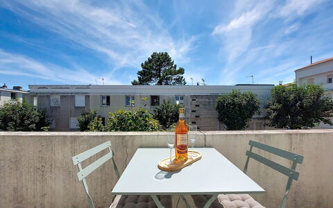 Metadier: Mobilia, Mobili Da Esterno, Sedia, Tavolo, Tavolo Esterno, Appartamento, Cucina & Sala Da Pranzo Tavolo, Shade, Tavolino Da Caffè, Balcone