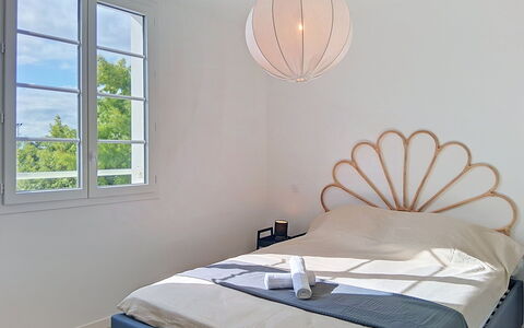 Les Bains D'Oléron 1: Interior Design, Camera Da Letto, Mobilia, Lenzuolo, Letto, Bedding, Biancheria, Telaio Del Letto, Camera, Lampada