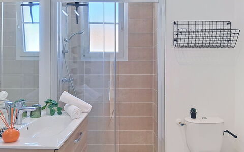 Les Bains D'Oléron 1: Bagno, Idraulico Fixture, Interior Design, Pavimentazione, Pavimento, Mobiletto Del Bagno, Idraulico, Lavello, Gabinetto, Rubinetto