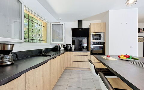 Villa des Amoureux: Cucina, Controsoffitto, Elettrodomestico Da Cucina, Interior Design, Mobilia, Cabinetry, Apparecchio Major, Pavimentazione, Legna, Soffitto