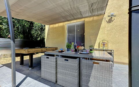 Villa des Amoureux: Mobilia, Mobili Da Esterno, Shade, Sedia, Pavimento, Tavolo Esterno, Tenda, Struttura Esterna, Cucina & Sala Da Pranzo Tavolo, Terrazza