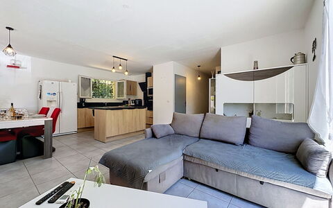 Villa des Amoureux: Mobilia, Interior Design, Divano, Pavimentazione, Pavimento, Soggiorno, Soffitto, Camera, Appartamento