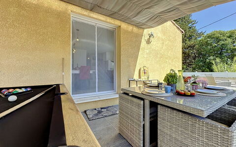 Villa des Amoureux: Mobilia, Pavimentazione, Pavimento, Interior Design, Sedia, Mobili Da Esterno, Shade, Pianta Della Casa, Cucina & Sala Da Pranzo Tavolo, Tavolino Da Caffè