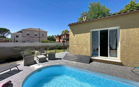 Villa des Amoureux: Blu, Piscina, Zona Residenziale, Materiale Composito, Ricorrere, Estate, Mobili Da Esterno, Shade, Villa, Eco Hotel