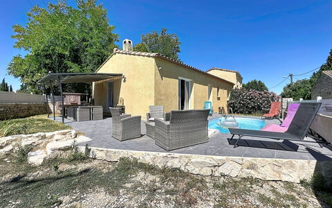 Villa des Amoureux: Casa, Villetta, Shade, Estate, Calcestruzzo, Backyard, Landscaping, Cortile, Sedia, Mobili Da Esterno