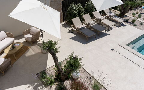 Orkula: Interior Design, Mobilia, Legna, Pavimentazione, Soffitto, Pavimento, Camera, Illuminazione, Appartamento, Tavolo