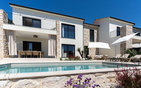 Orkula: Interior Design, Mobilia, Legna, Pavimentazione, Soffitto, Pavimento, Camera, Illuminazione, Appartamento, Tavolo
