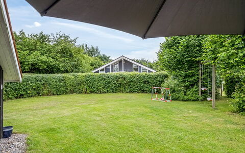 Ljubinko - 300M from the Sea: Erba, Arbusto, Giardino, Lotto, Prato, Shade, Groundcover, Landscaping, Backyard, Villetta