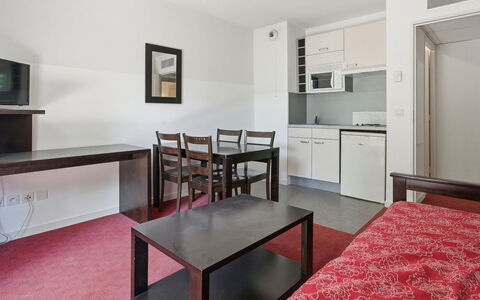 Virginia: Pavimento, Pavimentazione, Interior Design, Camera, Appartamento, Soffitto, Mobilia, Letto, Design