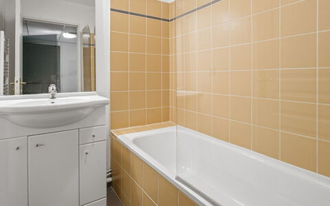 Virginia: Pavimentazione, Pavimento, Idraulico Fixture, Interior Design, Soffitto, Bagno, Idraulico, Piastrella, Materiale Composito, Camera