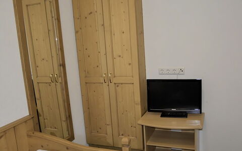 Kappl 327: Mobilia, Legna, Pavimentazione, Pavimento, Interior Design, Camera Da Letto, Camera, Credenza, Letto, Color Legno