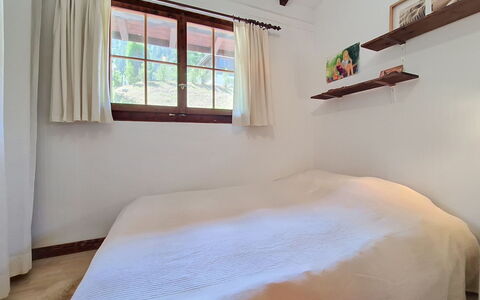 Balcon du Ciel 1: Letto, Camera Da Letto, Interior Design, Pavimento, Lenzuolo, Legna, Bedding, Mobilia, Pavimentazione, Biancheria