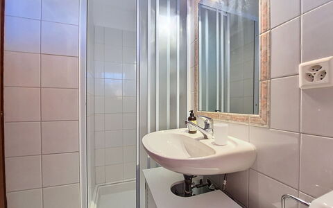 Balcon du Ciel 1: Lavandino Del Bagno, Parete, Idraulico Fixture, Interior Design, Bagno, Pavimentazione, Pavimento, Lavello, Camera, Rubinetto