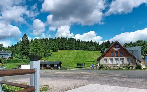 Arnika: Blu, Zona Residenziale, Appartamento, Condominio, Ricorrere, Balcone, Estate, Prato, Piscina, Hotel