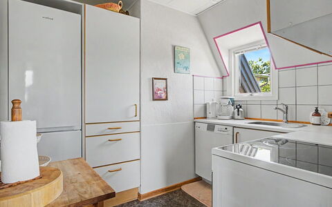 Rosalie - 150M from the Sea: Pavimentazione, Interior Design, Cucina, Legna, Pavimento, Apparecchio Major, Controsoffitto, Cabinetry, Elettrodomestico Da Cucina, Soffitto