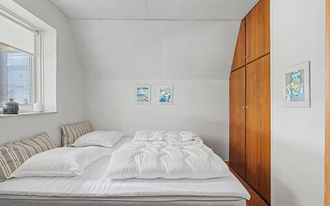 Rosalie - 150M from the Sea: Camera Da Letto, Letto, Pavimento, Legna, Interior Design, Pavimentazione, Lenzuolo, Bedding, Soffitto, Biancheria