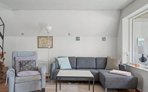 Rosalie - 150M from the Sea: Mobilia, Interior Design, Pavimentazione, Parete, Divano, Pavimento, Legna, Appartamento, Soggiorno, Soffitto