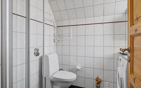 Rosalie - 150M from the Sea: Parete, Pavimentazione, Pavimento, Idraulico Fixture, Toilet Seat, Interior Design, Gabinetto, Bagno, Idraulico, Camera
