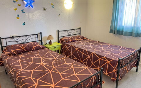 Vista Mar: Letto, Camera Da Letto, Bedding, Lenzuolo, Mobilia, Pavimento, Pavimentazione, Interior Design, Biancheria, Telaio Del Letto