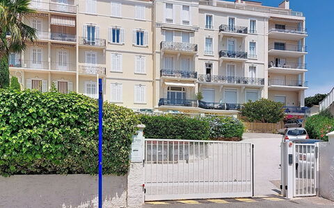 Le Grand Hotel: Catena Montuosa, Balcone, Paesino Di Montagna