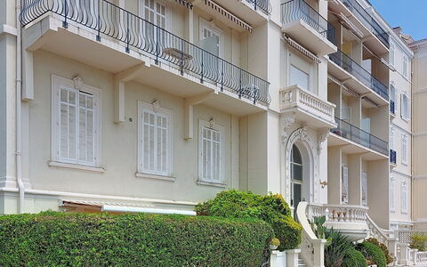 Le Grand Hotel: Catena Montuosa, Balcone, Paesino Di Montagna