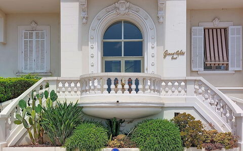 Le Grand Hotel: Catena Montuosa, Balcone, Paesino Di Montagna