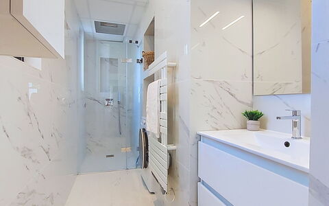 Le Grand Hotel: Pavimentazione, Pavimento, Interior Design, Idraulico Fixture, Soffitto, Bagno, Idraulico, Piastrella, Specchio, Mobiletto Del Bagno