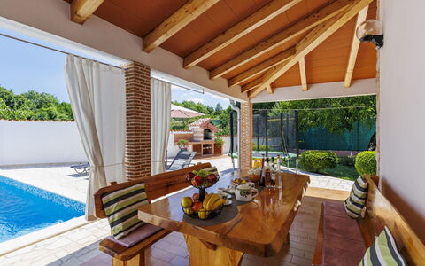 Nevenka: Catena Montuosa, Balcone, Paesino Di Montagna