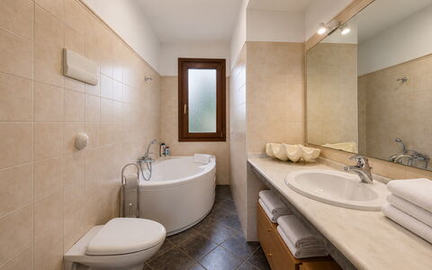 Villa Don Pino: Bagno, Lavandino Del Bagno, Pavimentazione, Interior Design, Idraulico Fixture, Pavimento, Lavello, Soffitto, Rubinetto, Idraulico