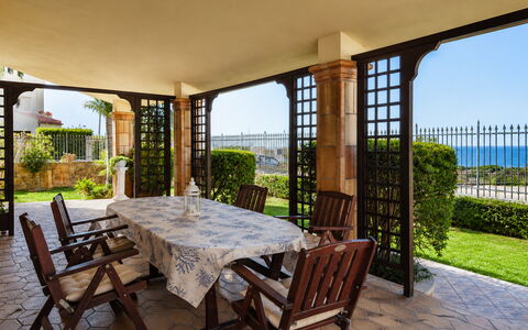 La Villa di Giusy: Estate, Portico, Balcone, Giardino, Pianta Della Casa, Vaso Di Fiori, Shade, Ricorrere, Villa, Dimora