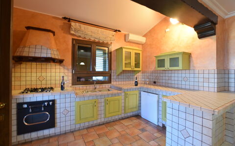 La Villa di Giusy: Cucina, Interior Design, Pavimentazione, Controsoffitto, Legna, Pavimento, Soffitto, Mobilia, Camera, Cabinetry