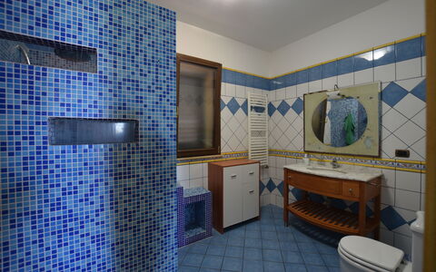 La Villa di Giusy: Pavimentazione, Interior Design, Pavimento, Idraulico Fixture, Piastrella, Soffitto, Bagno, Camera, Rubinetto, Idraulico