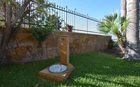 La Villa di Giusy: Giardino, Landscaping, Prato, Backyard, Cortile, Passerella