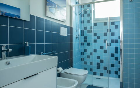 A Casa di Gio: Blu, Idraulico Fixture, Bagno, Pavimentazione, Interior Design, Pavimento, Idraulico, Rubinetto, Piastrella, Lavello