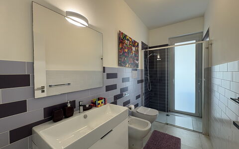 A Casa di Gio: Pavimentazione, Idraulico Fixture, Pavimento, Interior Design, Bagno, Idraulico, Piastrella, Lavello, Lavandino Del Bagno, Rubinetto