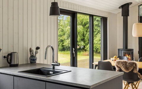 Pertti - 750M from the Sea: Legna, Controsoffitto, Cucina, Pavimentazione, Mobilia, Interior Design, Pavimento, Pavimento In Legno, Elettrodomestico Da Cucina, Casa