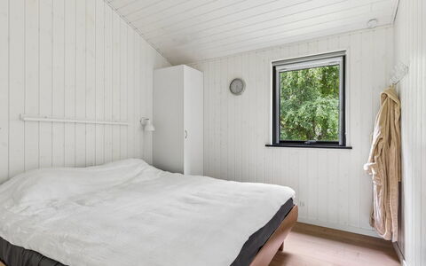 Pertti - 750M from the Sea: Legna, Pavimentazione, Camera Da Letto, Pavimento, Soffitto, Letto, Interior Design, Pavimento In Legno, Lenzuolo, Telaio Del Letto