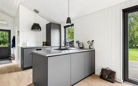 Pertti - 750M from the Sea: Legna, Cucina, Controsoffitto, Elettrodomestico Da Cucina, Pavimentazione, Interior Design, Cabinetry, Mobilia, Apparecchio Major, Soffitto