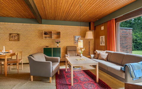 Milly - 500M to the Fjord: Mobilia, Interior Design, Pavimentazione, Legna, Soffitto, Pavimento, Divano, Tavolo, Soggiorno, Sedia