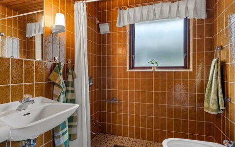 Milly - 500M to the Fjord: Idraulico Fixture, Bagno, Pavimentazione, Interior Design, Lavello, Lavandino Del Bagno, Pavimento, Rubinetto, Idraulico, Soffitto