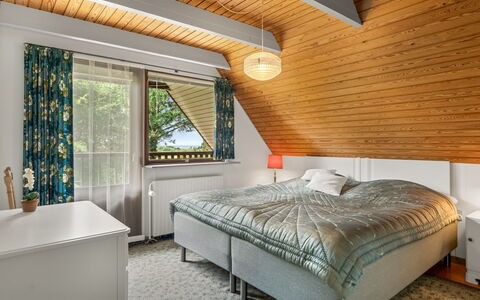 Milly - 500M to the Fjord: Letto, Camera Da Letto, Interior Design, Lenzuolo, Legna, Bedding, Soffitto, Mobilia, Pavimentazione, Pavimento
