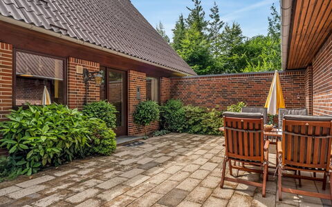 Milly - 500M to the Fjord: Legna, Brick, Arbusto, Giardino, Vaso Di Fiori, Casa, Flagstone, Muratura, Porta, Landscaping