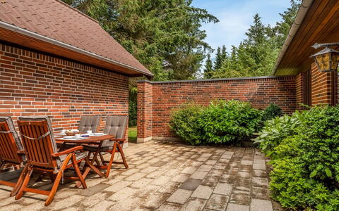 Milly - 500M to the Fjord: Brick, Arbusto, Giardino, Muratura, Mobili Da Esterno, Flagstone, Groundcover, Landscaping, Backyard, Shade