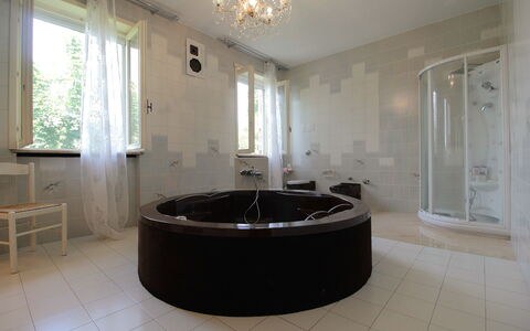 Villa Eva: Vasca Da Bagno, Pavimentazione, Interior Design, Pavimento, Idraulico Fixture, Bagno, Idraulico, Illuminazione, Soffitto, Camera