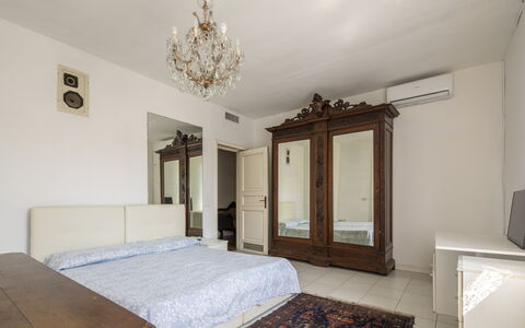 Villa Eva: Letto, Mobilia, Camera Da Letto, Interior Design, Pavimento, Pavimentazione, Lenzuolo, Legna, Bedding, Camera