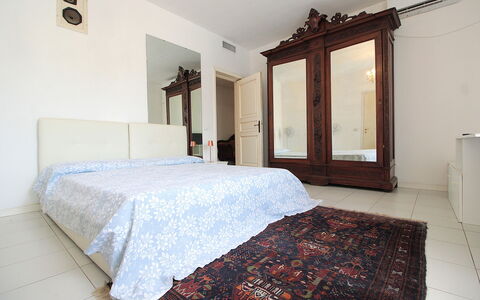 Villa Eva: Letto, Mobilia, Camera Da Letto, Interior Design, Pavimento, Pavimentazione, Lenzuolo, Bedding, Legna, Camera