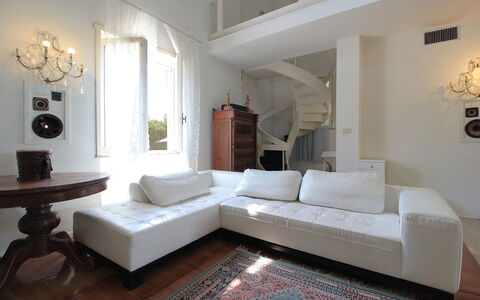 Villa Eva: Mobilia, Interior Design, Pavimentazione, Divano, Pavimento, Parete, Legna, Soggiorno, Pavimento In Legno, Camera